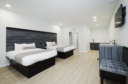 Deer Park Hotel | Sapphire Inn and Suites