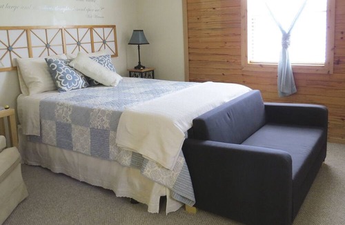 Nacogdoches Cabin | Zip Inn - Pineywoods, Hiking, Fishing, - Quiet Country Setting Close In.