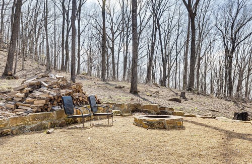 Fort Payne Cottage | Deck, Sauna & Mtn View! Fort Payne Cabin