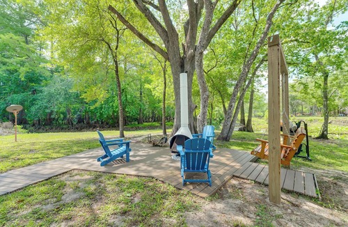 Bushnell Cottage | Bushnell Riverside Retreat w/Hot Tub & Game Shed