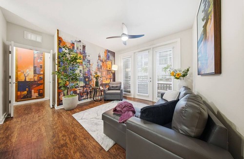 Courier City - Oscawana Apartment | Chic 2BR w Pool Pet-friendly Unit 14