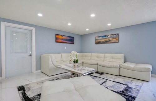 Aloha Gardens Cottage | Lakefront Anglers Oasis in Holiday! 8 Mi to Beach