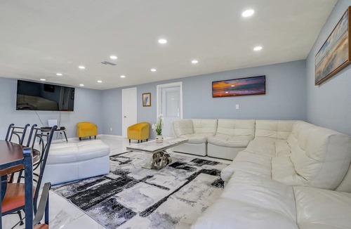 Aloha Gardens Cottage | Lakefront Anglers Oasis in Holiday! 8 Mi to Beach