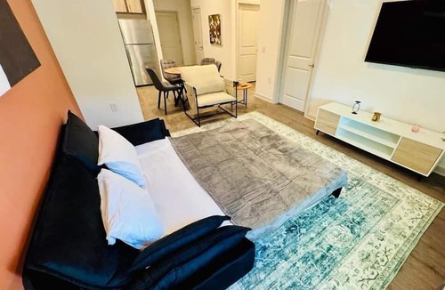 Bay Lake Apartment | Adeline Apartments 15m to Parks, Pet Friendly, Free Parking by Heavenly Homes