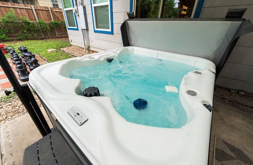South Arlington Cottage | Rare Exclusive Retreat Private Hot Tub King Bed