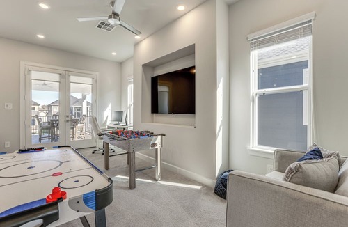 French Quarter Cottage | Lakefront Home on Lake Conroe w/Boat Dock & Views