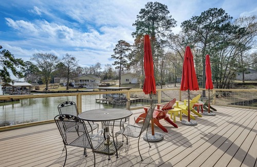 Onalaska Cottage | Private Hot Tub & Dock! Lakefront Log Cabin Oasis