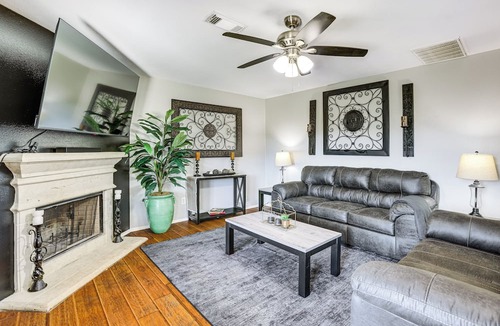Houston Cottage | Solar-powered Home w/& Game Room & Gym in Houston