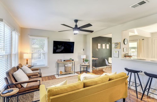 Central Arlington Cottage | 2 Blocks to At&t Stadium: Sports Fan Headquarters!