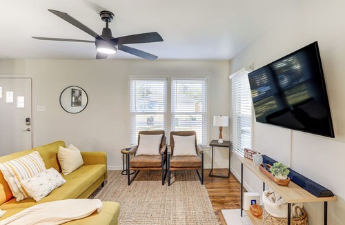 Central Arlington Cottage | 2 Blocks to At&t Stadium: Sports Fan Headquarters!