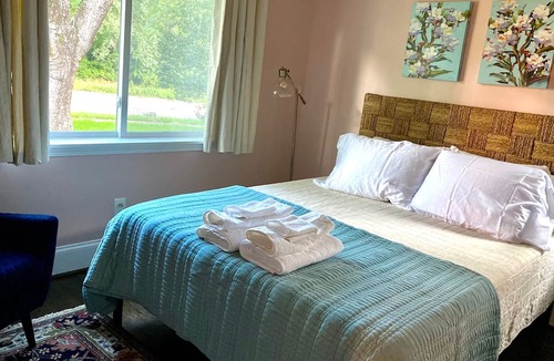 Forest Park House | Blue Door Walk to Avondale Dog-friendly w Yard