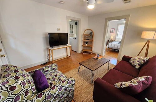 Greater Heights House | Quiet Heights Hideaway Walk to Restaurants