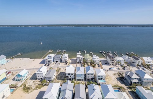 Navarre Beach Cottage | Steps to Beach: New Navarre Home w/Ocean Views!