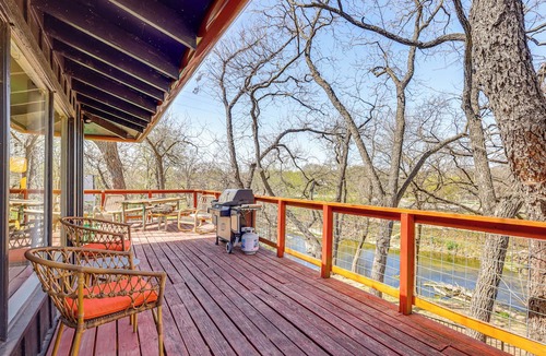 Belton Cottage | Creekside Cottage w/Deck & Hot Tub in Belton