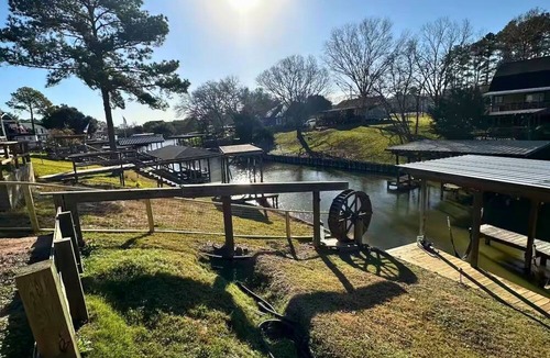 West Livingston Cottage | Serene Lakefront Getaway | Boathouse | Kayaks | Gazebo with Swings