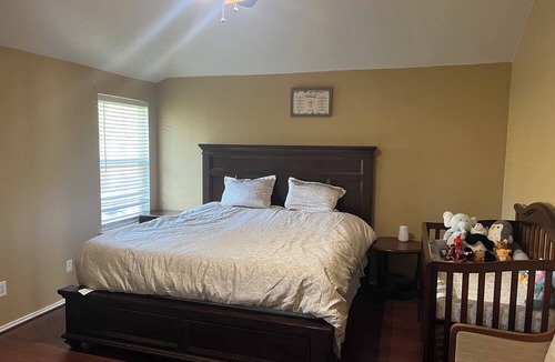 Hurst House | 2000 SqFt house in awesome Neighborhood with AC, fitness room, WiFi