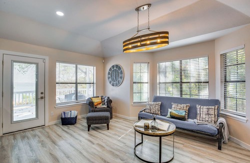 Kingston Cottage | 300 Feet to Lake Texoma: Modern Home w/Deck!