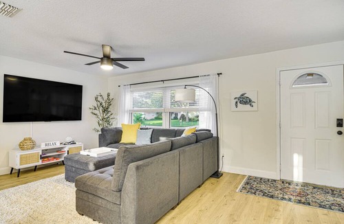 Pinellas Park Cottage | 10 Mi to Dtwn St Petersburg: Mod Central Getaway