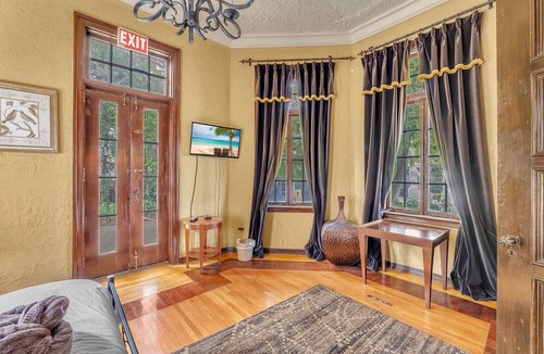 Hollywood Lakes Cottage | Huge Pool 6 Bedrooms 20 People Beach