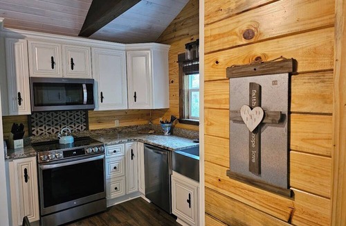 Orange House | Cozy 1 Bedroom Bungalow with all the comforts of home!