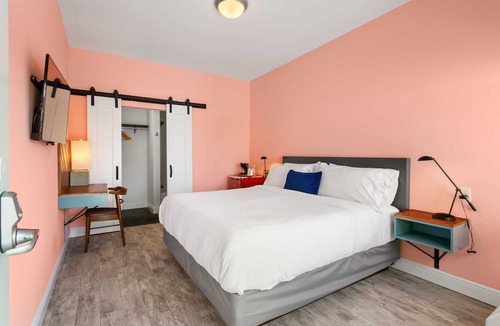Mid-City District Apartment | Room with King Bed, Pool and Gated Parking