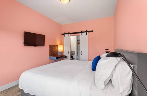Mid-City District Apartment | Room with King Bed, Pool and Gated Parking