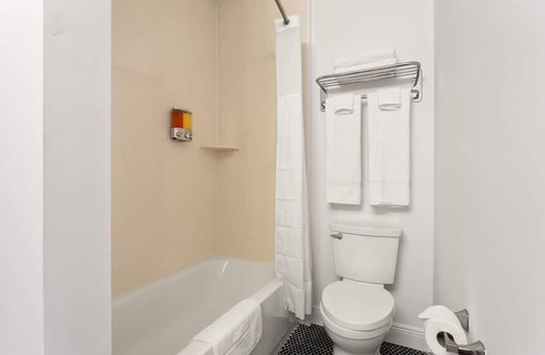 Mid-City District Apartment | Room with King Bed, Pool and Gated Parking