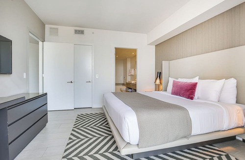 Hallandale Beach Apartment | Walk to Hollywood Beach: Upscale 16th-floor Condo