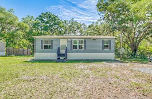 Citrus Springs Cottage | 7 Mi to Crystal River: Home w/Yard & Fire Pit!