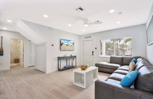 Palm Beach Shores House | Cascade Full Complex - Four Unit Building steps from the Beach!