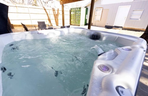 South Arlington House | Rare Exclusive Retreat Private Hot Tub King Bed