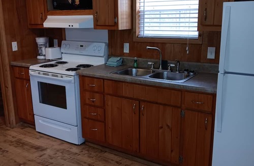 Carlisle Cabin | Relaxing Accommodation! Kitchen, Free Parking, Close to Greenleaf State Park!