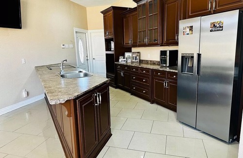 Whitehouse House | Mini Mansion 5-bedroom house in lovely Whitehouse with WiFi, Sauna, etc.