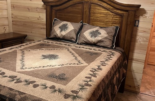 Wing Cabin | Rustic and Elegant log cabin nestled in the Conecuh National Forest.