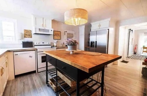 De Funiak Springs House | Minutes from historic downtown and Lake Defuniak! Pet friendly 🐶
