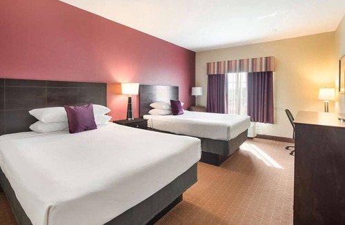 Saint Landry House | Excellent Choice! Comes with Free Breakfast & Parking, Outdoor Swimming Pool!