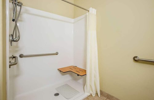 Saint Landry House | Excellent Choice! Comes with Free Breakfast & Parking, Outdoor Swimming Pool!