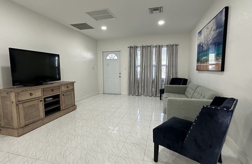 Little Ranches House | Beach style home in Hollywood!Perfect for family vacation Minutes to the beach