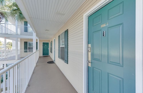 Crystal Beach Apartment | Lovely Destin Condo w/ Pool Access: Walk to Beach!