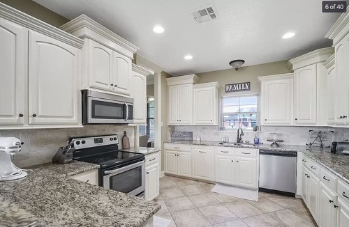Iowa House | House in quiet Iowa near Lake Charles + EV charger