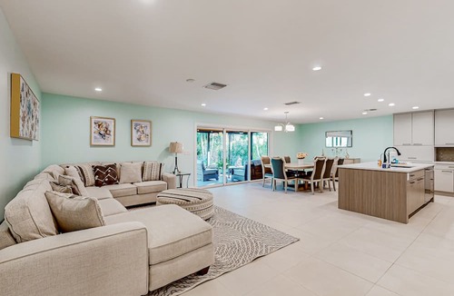 Central Naples House | Sunlit enchanting retreat with gorgeous yard & large patio - near beaches & golf
