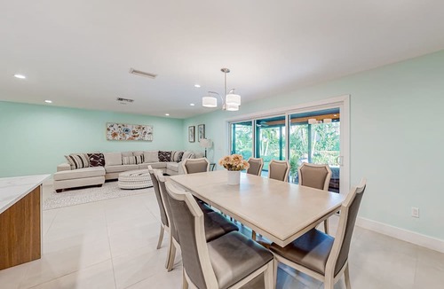 Central Naples House | Sunlit enchanting retreat with gorgeous yard & large patio - near beaches & golf