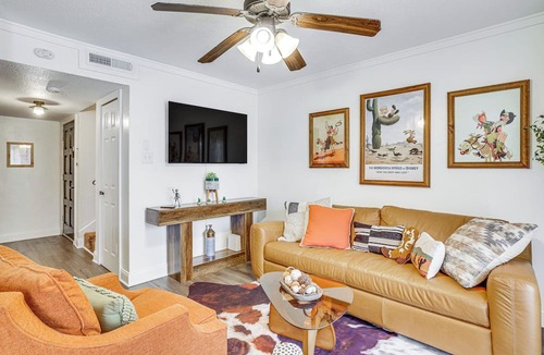 West Arlington Apartment | 6 Mi to At&t Stadium! Texan-themed Townhome