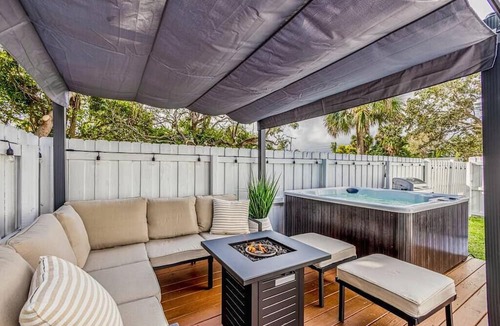 Jupiter House | Bungalow! Hot TUB! Games! 10 min to Beach!