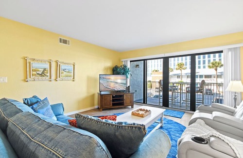 Cocoa Beach Condo | Sunny Cocoa Beach Condo W/Steps To Pool & Beach Access 🌴