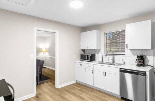 Crestline Heights House | Mins to Airport-Pool- Lake View-Newly Renovated!