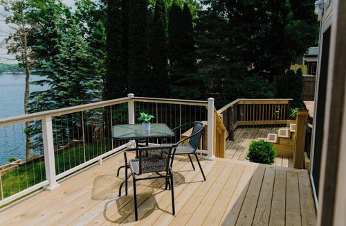 White Cloud Apartment | Lake Side Guest House with Hot Tub