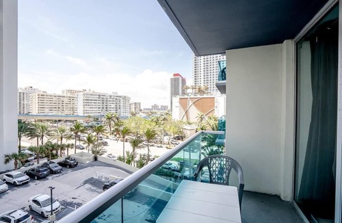 Hollywood South Central Beach Apartment | SIAN private apartment