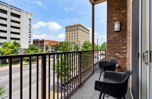 Montgomery Apartment | Modern Downtown Loft | King Bed + Free Parking