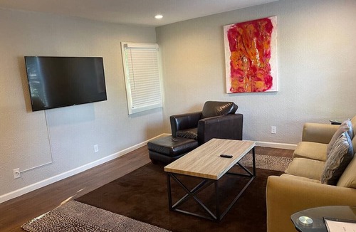 Kessler Apartment | Curated Local Art Retreat, Steps from Bishop Arts
